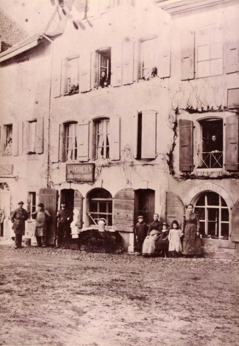 cossonay place du temple l atelier du ferblantier lampiste et la cordonnerie049